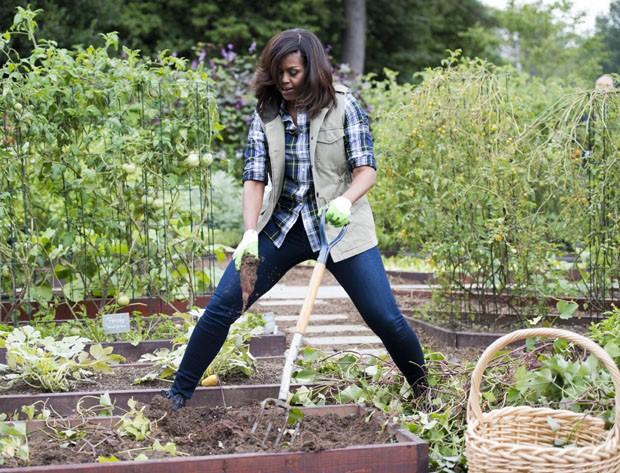 Michelle Obama é vista com os cabelos naturais e Internet vai a loucura