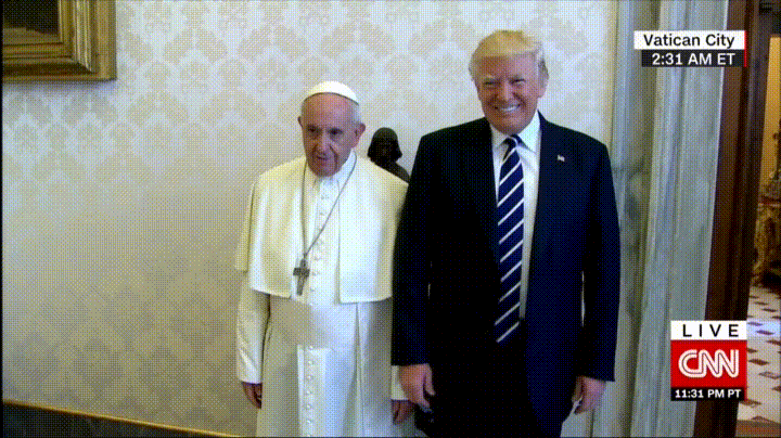 Imagem de Papa dando tapa em mão de Trump é real? Descubra