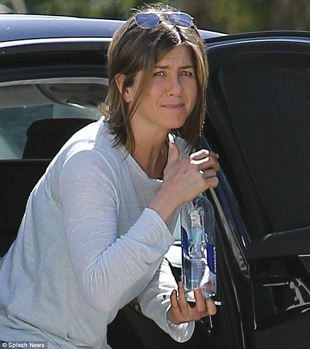 Jennifer Aniston without makeup can make heads turn too!_国际_蛋蛋赞