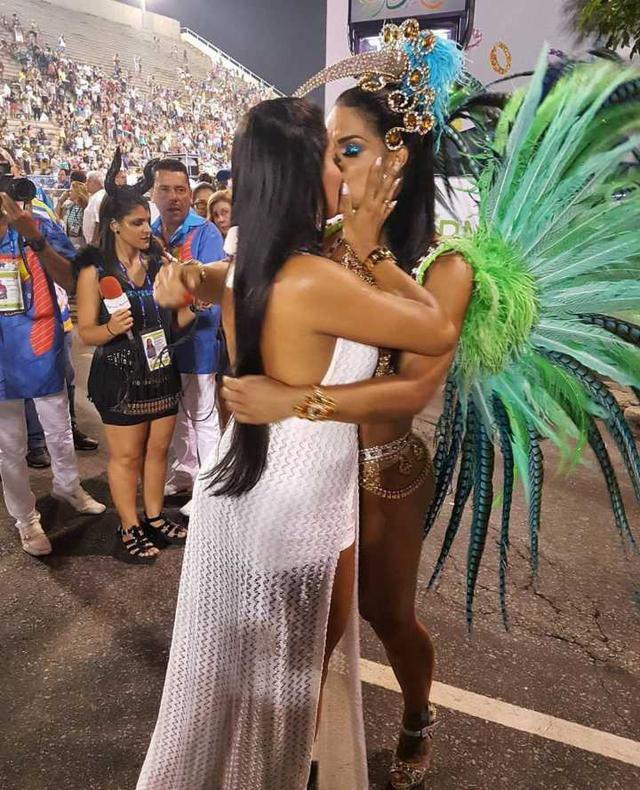 Musa do Carnaval é pedida em casamento pela namorada após desfile