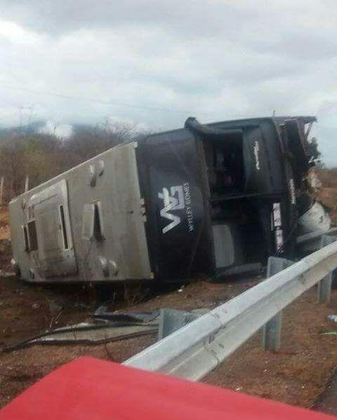 Ônibus de cantor de forró capota em Irauçuba