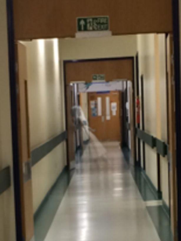 Enfermeiro tira foto no corredor de hospital para provar à namorada que estava trabalhando e leva enorme susto ao notar fantasma de menina na imagem