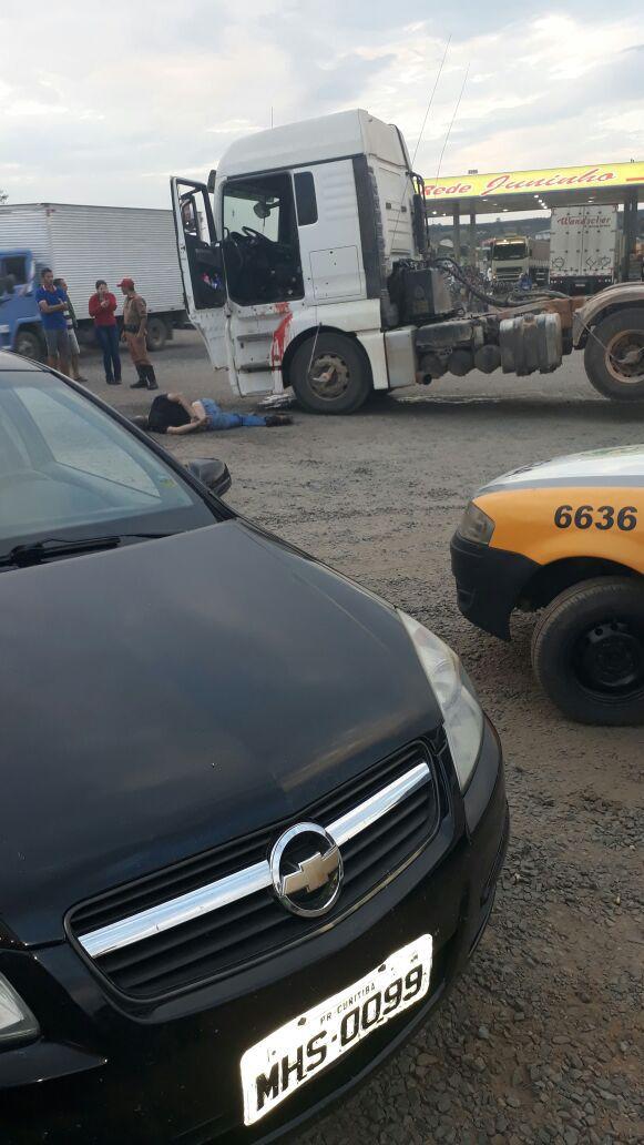 Video registra caminhoneiro atirando contra PMs em posto de combustíveis no Paraná
