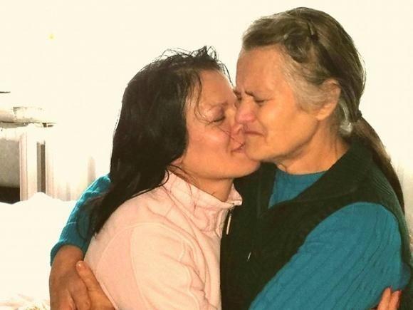 Brother And Sister Meet For First Time After She Switched At Birth 39 Years Ago.