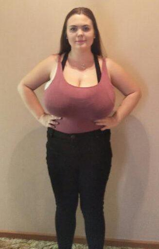 A RIGHT HANDFUL Mum-of-two, 23, whose K-cup boobs are ‘ruining’ her life launches £7.5k_国际_蛋蛋赞