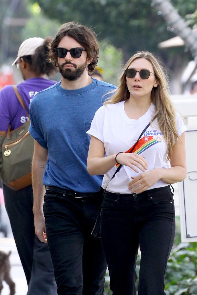 Elizabeth Olsen And Her Boyfriend Robbie Arnett Get Ice Icecream å½é èèèµ