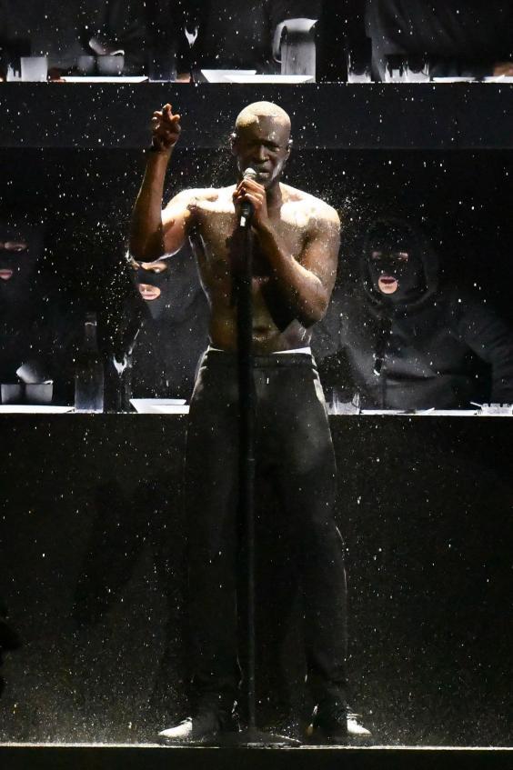 Brit Awards 18 Dua Lipa And Stormzy Win Big As Gorillaz Awkwardly Get Cut Off Mid Speech 国际 蛋蛋赞