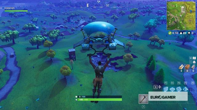 allez juste au nord la dessus la ou le sol se leve et il y a des arbres sur les monticules passez entre les deux arbres les plus a droite jusqu a ce que - fortnite fouiller entre une piscine