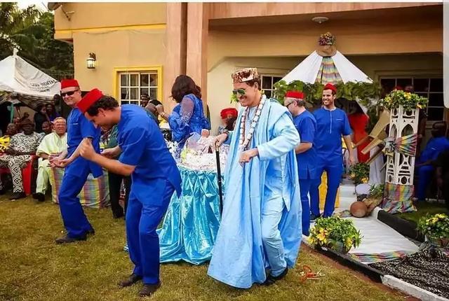 White man spotted wearing Nigerian traditional Agbada as he marries his Nigerian bride, he looks so charming