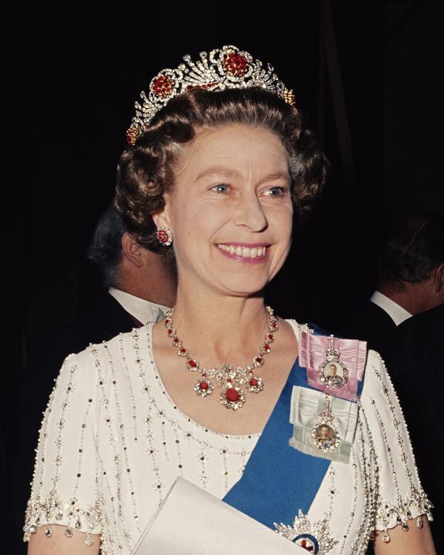 RÃ©sultat de recherche d'images pour "rubis birmans de la reine Elizabeth II"