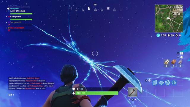 les debris de la fusee sont actuellement en train d allumer la carte battle royale mais la grande nouvelle est l etrange faille dans le ciel - lancement fortnite