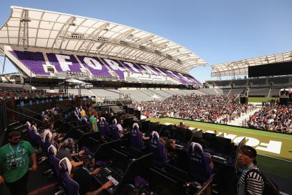 les amateurs de jeux et le personnel de l industrie assistent au tournoi epic games fortnite e3 au stade du banc - tournoi fortnite amateur