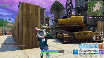 gekippte turmeim heruntergekommenen gebaude auf einer kaputten plattform auf strassenniveau in der nahe der mitte des gebaudes auf dem boden und nicht an - fortnite holzplatten