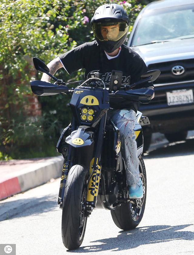 Justin Bieber Pops Up A Wheelie In His Supermoto On The Streets Of Beverly Hills 国际 蛋蛋赞