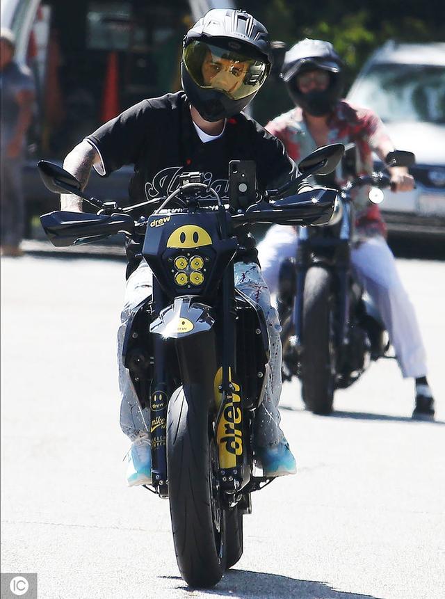 Justin Bieber Pops Up A Wheelie In His Supermoto On The Streets Of Beverly Hills 国际 蛋蛋赞