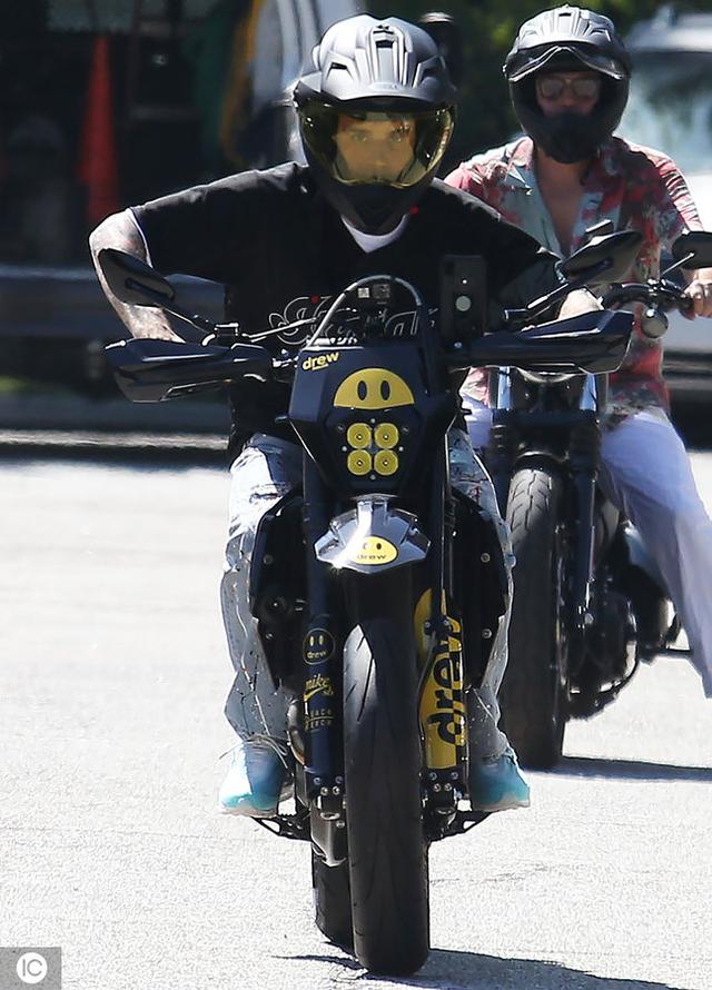 Justin Bieber Pops Up A Wheelie In His Supermoto On The Streets Of Beverly Hills 国际 蛋蛋赞