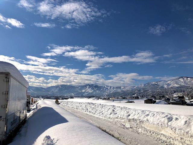 大雪で立ち往生している車両を６km歩いて救助に来た自衛隊が最初に言った言葉が泣ける Beezまとめ