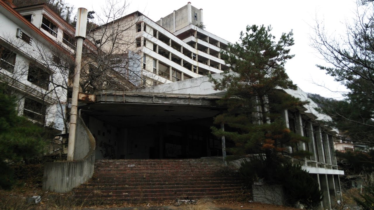 日本最大級の廃墟 信州観光ホテル 昼間一周 Bgm重厚な曲集めました 過剰投資で増築に増築を重ねて 要塞や迷宮のような奇怪な姿になった巨大建造物 長野県２大心霊スポットの１つ