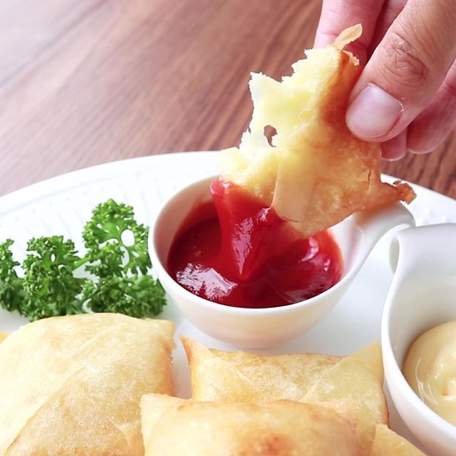 チーズがとろーり カリッとコロもちポテト』Iphone/Androidアプリ『クラシル』で検索(^^)/作ってみたい料理の保存もでき、レシピも豊富です！材料（12個分）春巻きの皮  3枚じゃがいも（1個約10Gのものを使用しています）...