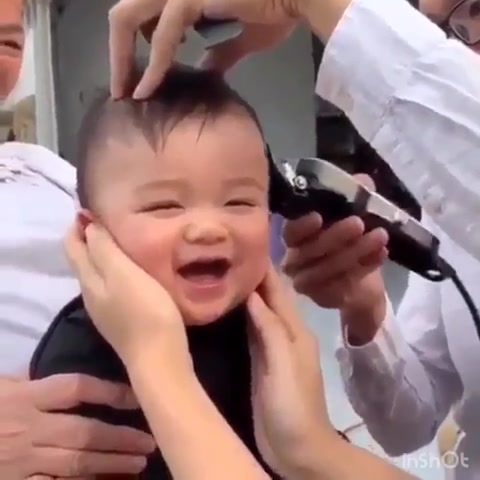 かわいい バリカンでヘアカットされる赤ちゃん